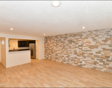 4433 N Stanton Street - Photo Thumbnail 3
