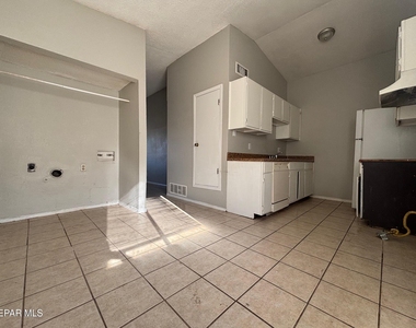 10840 Obsidian Street - Photo Thumbnail 11
