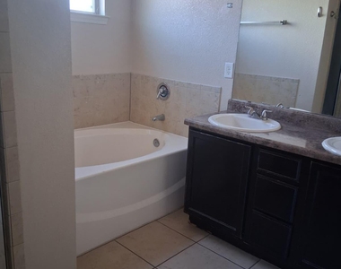 613 Valley Plum Avenue - Photo Thumbnail 26