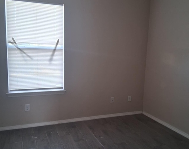 613 Valley Plum Avenue - Photo Thumbnail 17