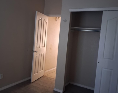 613 Valley Plum Avenue - Photo Thumbnail 8