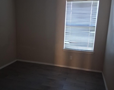 613 Valley Plum Avenue - Photo Thumbnail 6
