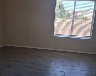 613 Valley Plum Avenue - Photo Thumbnail 9