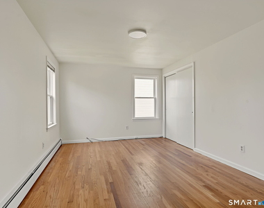 108 Kenwood Avenue - Photo Thumbnail 14