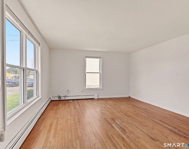 108 Kenwood Avenue - Photo Thumbnail 3