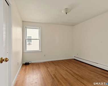 108 Kenwood Avenue - Photo Thumbnail 10
