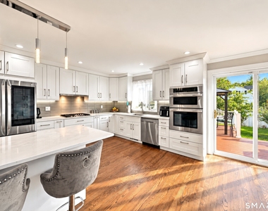 54 Saint Charles Avenue - Photo Thumbnail 4