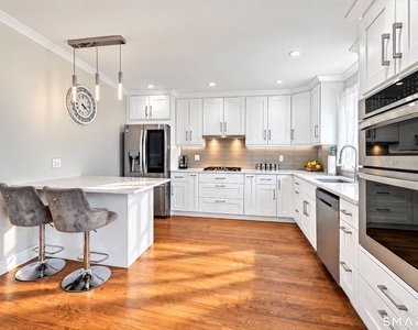 54 Saint Charles Avenue - Photo Thumbnail 3