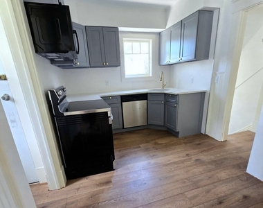 75 W Hazeltine Avenue - Photo Thumbnail 6