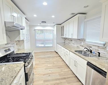 1308 Gates Circle - Photo Thumbnail 7
