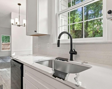 2280 Orleans Avenue - Photo Thumbnail 12