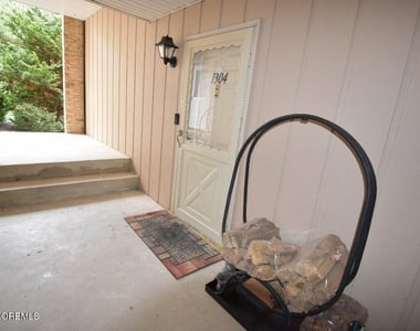 1304 Wellington Place - Photo Thumbnail 4
