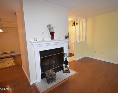 1304 Wellington Place - Photo Thumbnail 3