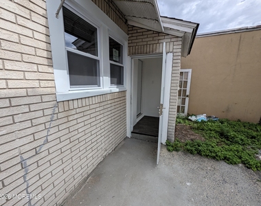 121 Kossuth Street - Photo Thumbnail 2