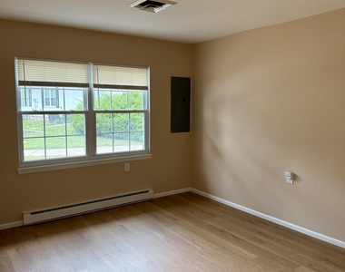 840 E Inverness Court - Photo Thumbnail 4
