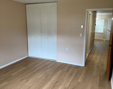 840 E Inverness Court - Photo Thumbnail 5