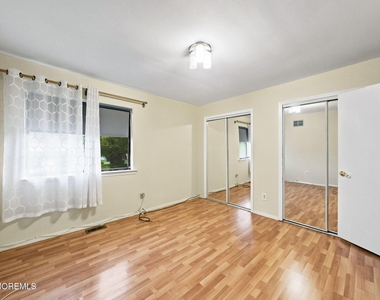 276 Longwood Drive - Photo Thumbnail 12