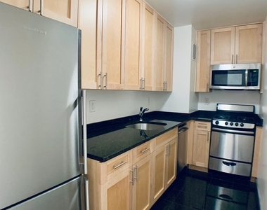 East 49 Street - Photo Thumbnail 4
