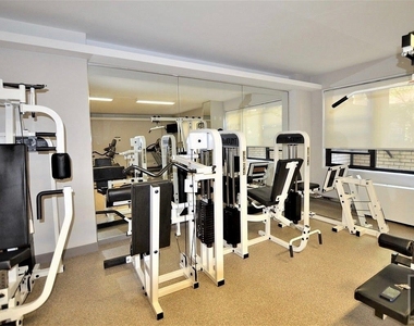 East 49 Street - Photo Thumbnail 8