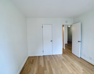 East 49 Street - Photo Thumbnail 3