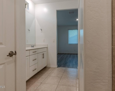 9210 W Willow Bend Lane - Photo Thumbnail 17