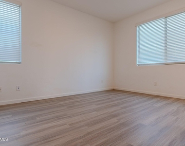 9210 W Willow Bend Lane - Photo Thumbnail 15