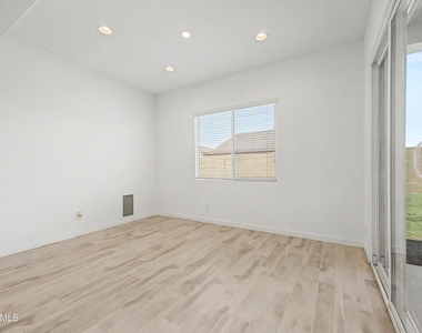 7646 W Desert Spoon Drive - Photo Thumbnail 11