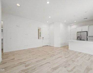 7646 W Desert Spoon Drive - Photo Thumbnail 14