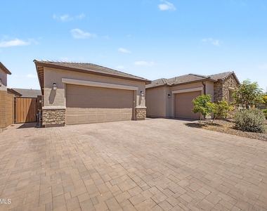 7646 W Desert Spoon Drive - Photo Thumbnail 2