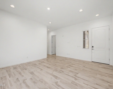 7646 W Desert Spoon Drive - Photo Thumbnail 12