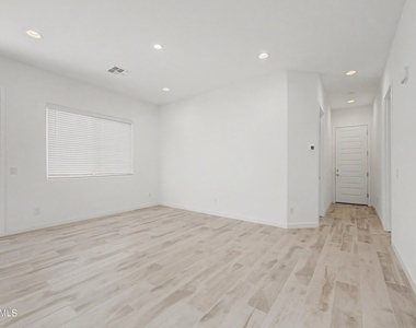 7646 W Desert Spoon Drive - Photo Thumbnail 13