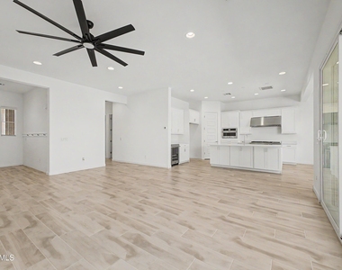 7646 W Desert Spoon Drive - Photo Thumbnail 9