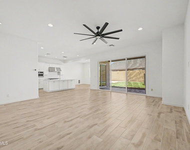 7646 W Desert Spoon Drive - Photo Thumbnail 8