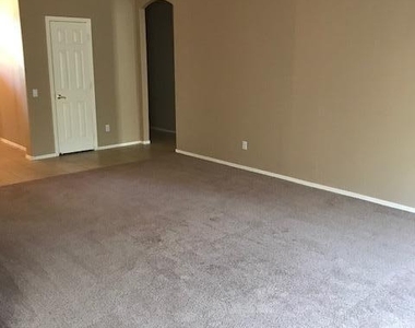 724 N Yucca Street - Photo Thumbnail 7