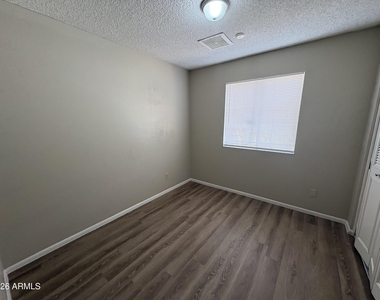 7556 W Turney Avenue - Photo Thumbnail 14