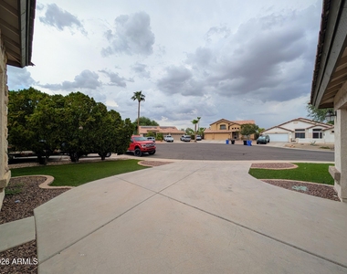 15748 W Paradise Lane - Photo Thumbnail 5