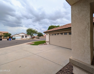 15748 W Paradise Lane - Photo Thumbnail 8