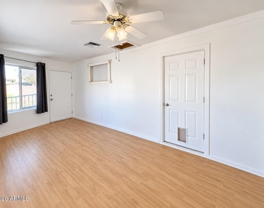 11400 N 112th Drive - Photo Thumbnail 9