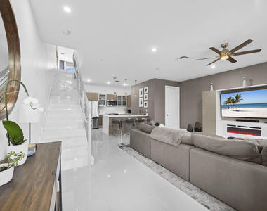 1025 Ne 18th Avenue - Photo Thumbnail 3