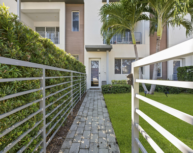 1025 Ne 18th Avenue - Photo Thumbnail 1