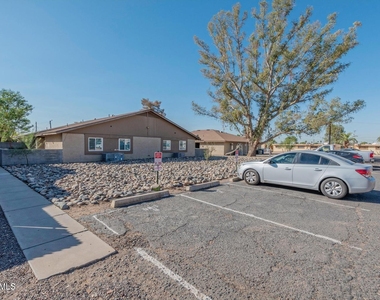 303 E Ludlow Drive - Photo Thumbnail 3