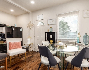 3434 E Cambridge Avenue - Photo Thumbnail 4