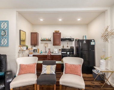 3434 E Cambridge Avenue - Photo Thumbnail 6