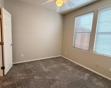 15240 N 142nd Avenue - Photo Thumbnail 32