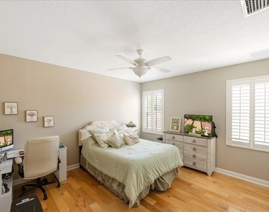 8809 Champions Way - Photo Thumbnail 9