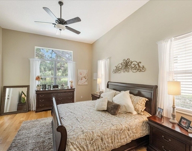 8809 Champions Way - Photo Thumbnail 5