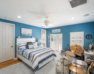 8809 Champions Way - Photo Thumbnail 10