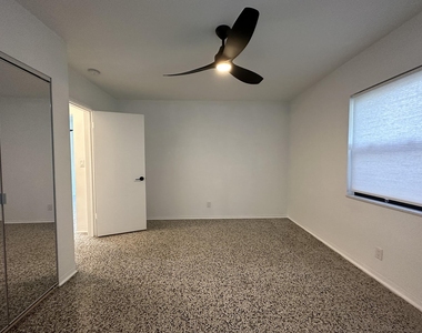 1117 Ne 17th - Photo Thumbnail 4