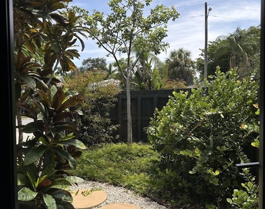 1117 Ne 17th - Photo Thumbnail 2