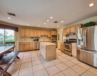 2810 Ne 48th Court - Photo Thumbnail 13